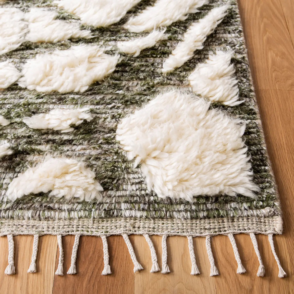Safavieh Manhattan 4'-0" x 6'-0" Rug in Ivory / Sage