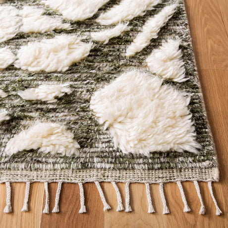Safavieh Manhattan 4'-0" x 6'-0" Rug in Ivory / Sage