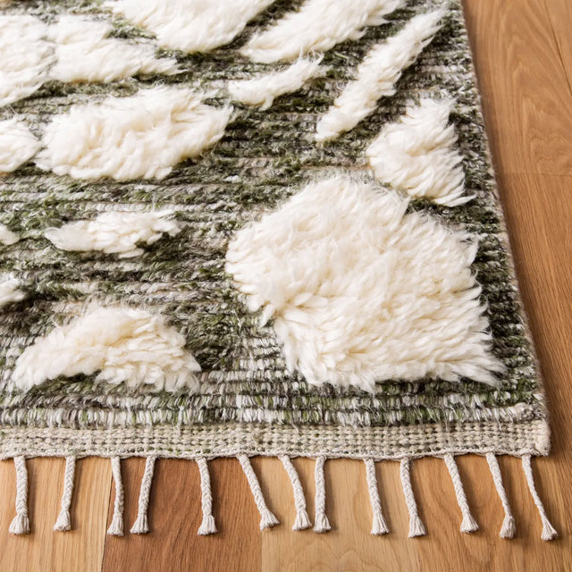 Safavieh Manhattan 4'-0" x 6'-0" Rug in Ivory / Sage