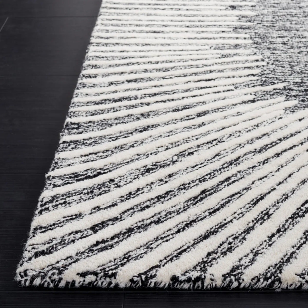 Safavieh Abstract 4'-0" x 6'-0" Rug in Black / Ivory