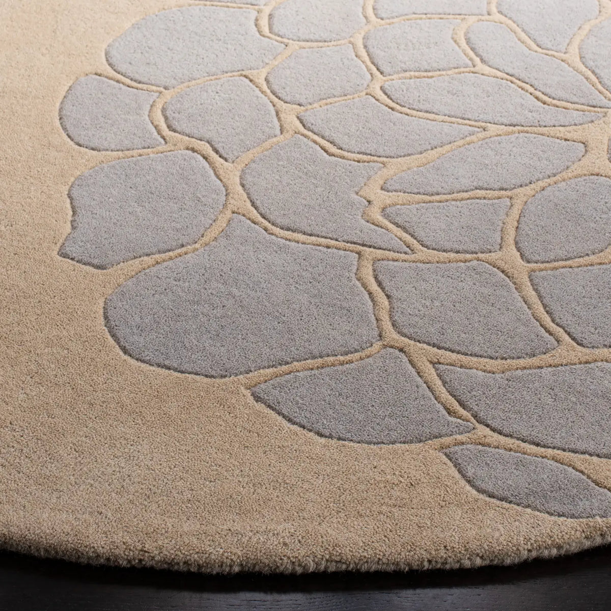 Safavieh Soho 6'-0" x 6'-0" Rug in Beige / Multi
