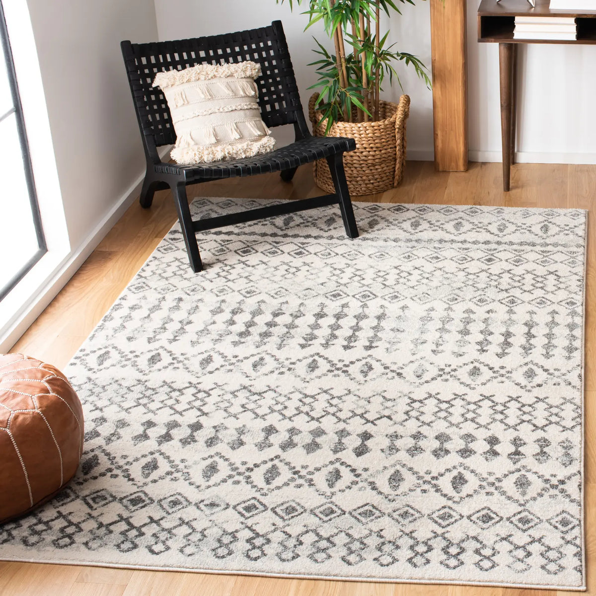 Safavieh Tulum 4'-0" x 6'-0" Rug in Ivory / Grey