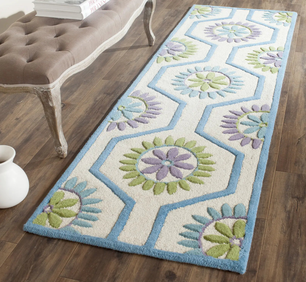 Safavieh Cambridge 2'-6" x 8'-0" Rug in Ivory / Blue