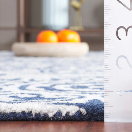 Safavieh Metro 4'-0" x 6'-0" Rug in Blue / Ivory