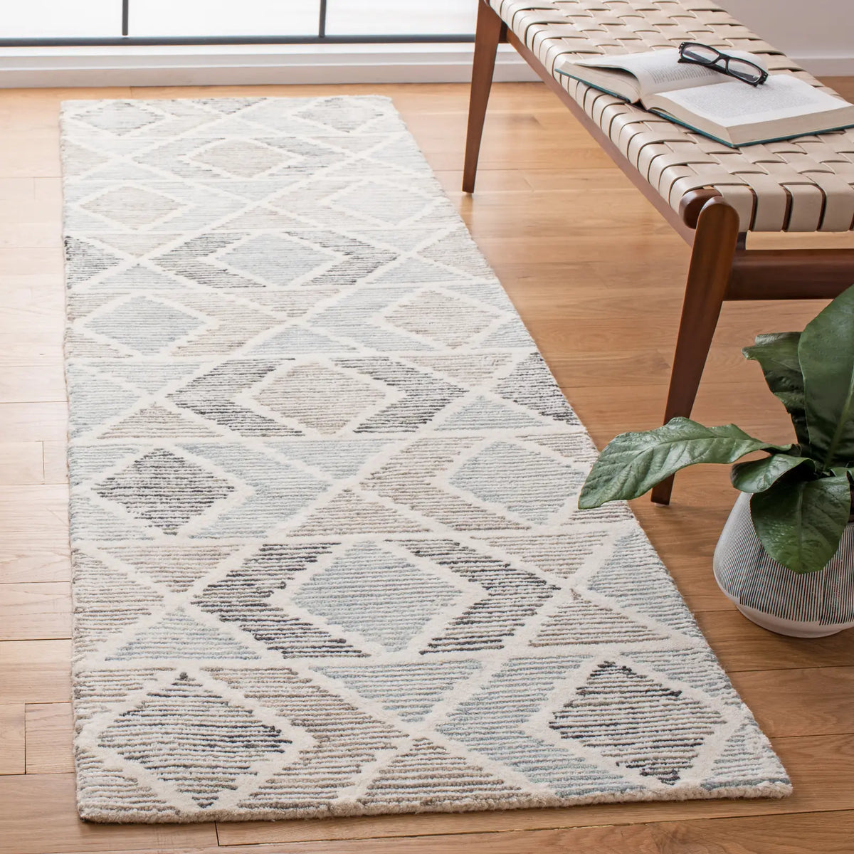 Safavieh Precious 2'-6" x 8'-0" Rug in Blue / Beige