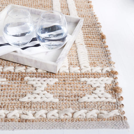 Safavieh Natural Fiber 4'-0" x 6'-0" Rug in Natural / Ivory