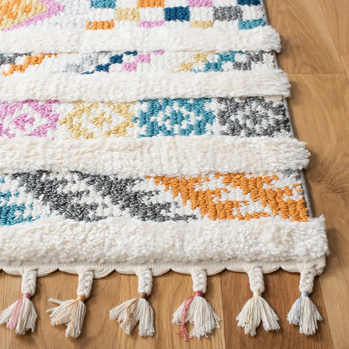 Safavieh Moroccan Fringe Shag 4'-0" x 6'-0" Rug in Ivory / Blue