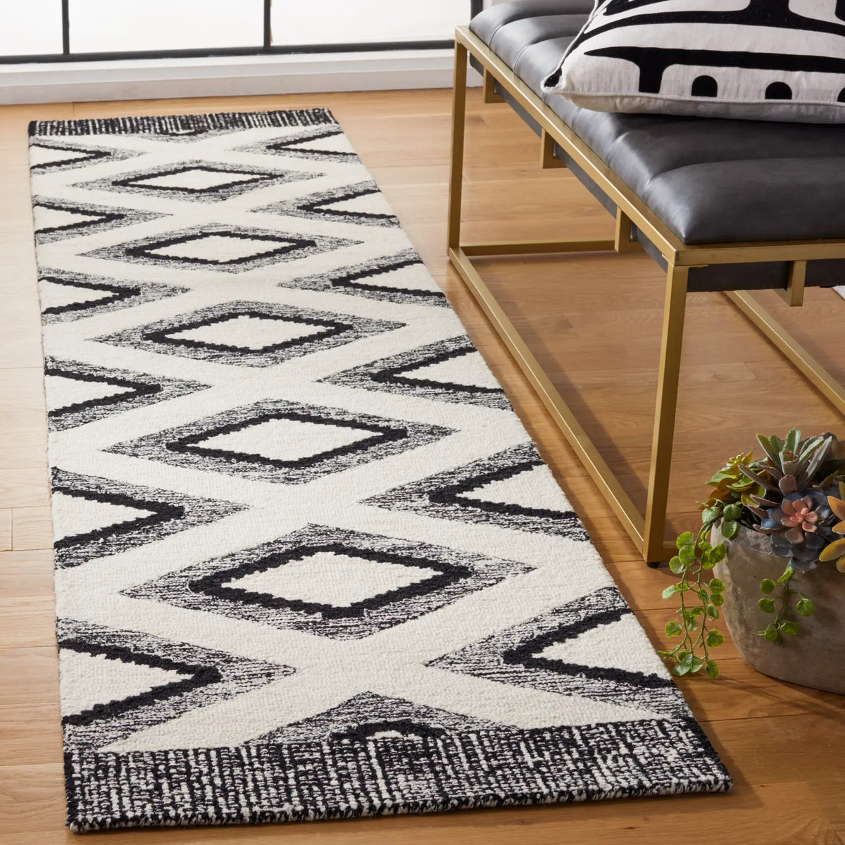 Safavieh Casablanca 2'-3" x 7'-0" Rug in Ivory / Black