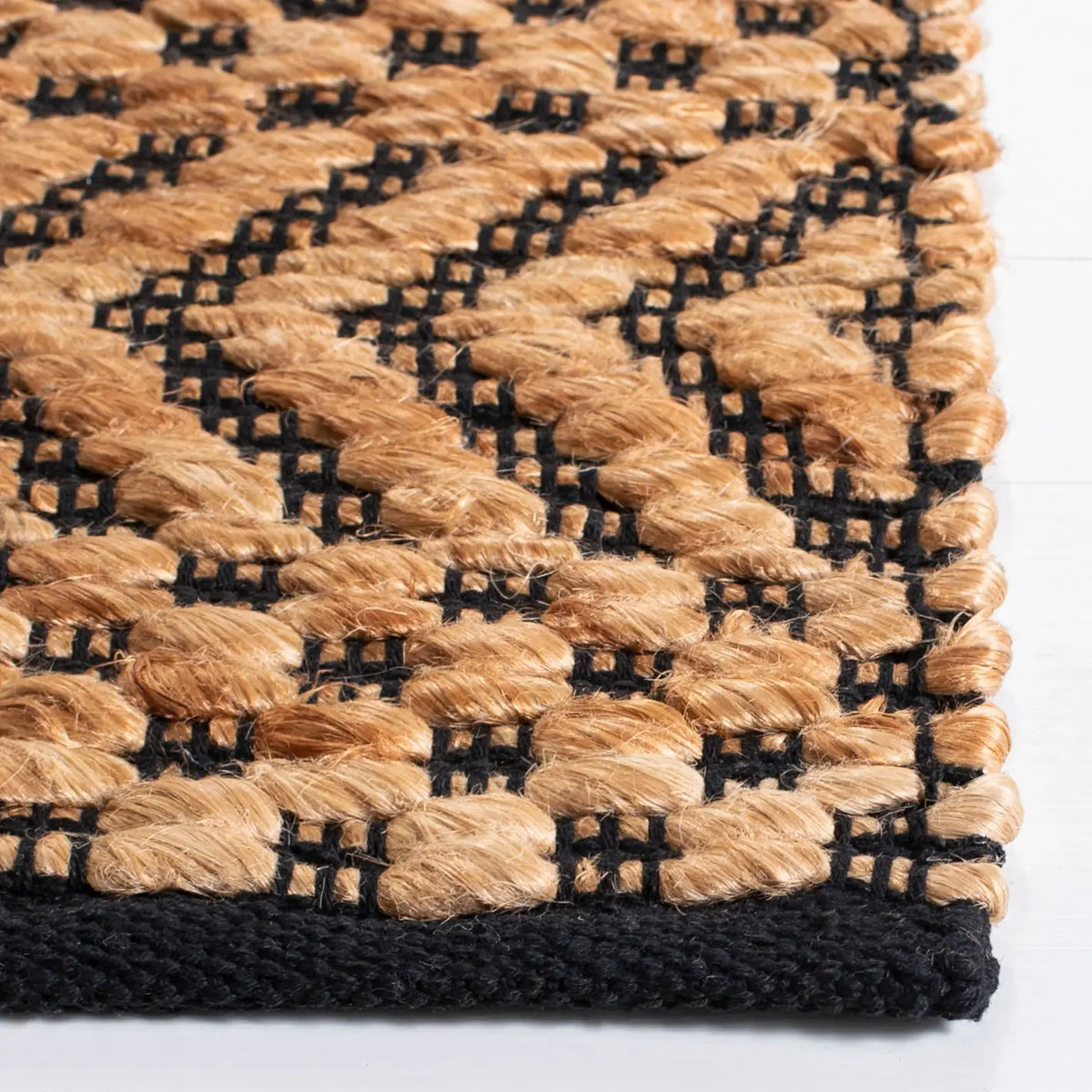 Safavieh Kilim 4'-0" x 6'-0" Rug in Natural / Black