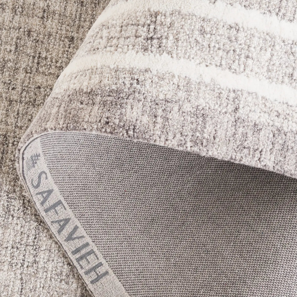 Safavieh Ebony 4'-0" x 6'-0" Rug in Grey / Ivory