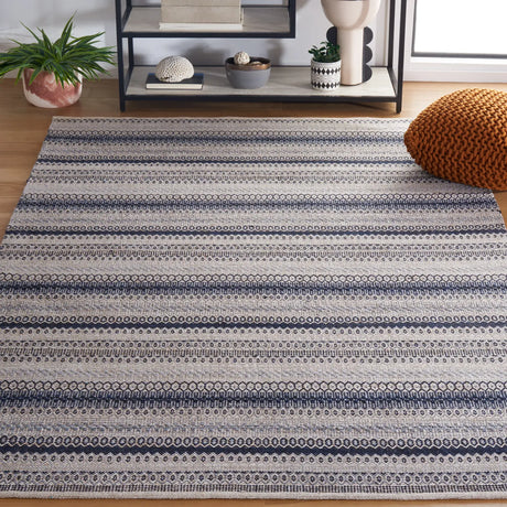 Safavieh Kilim 4'-0" x 6'-0" Rug in Grey / Black