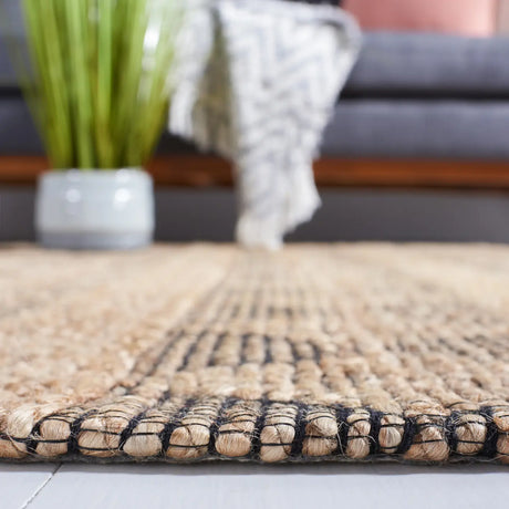 Safavieh Natural Fiber 4'-0" x 6'-0" Rug in Natural / Black