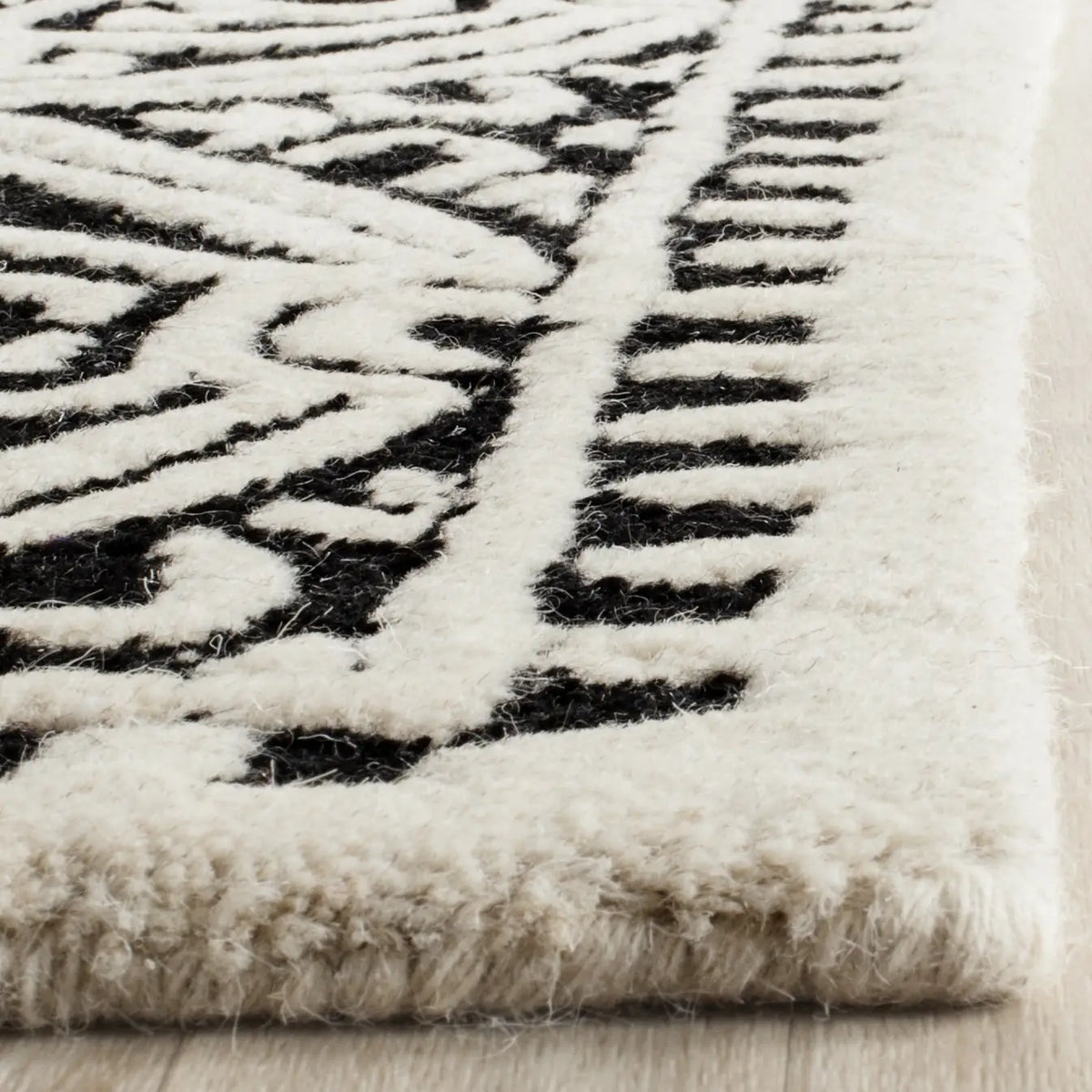 Safavieh Cambridge 5'-0" x 8'-0" Rug in Black / Ivory