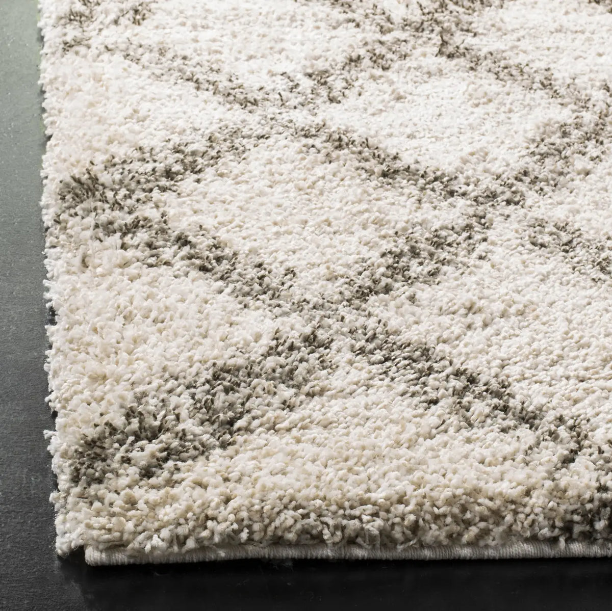 Safavieh Hudson Shag 5'-1" x 7'-6" Rug in Ivory / Grey