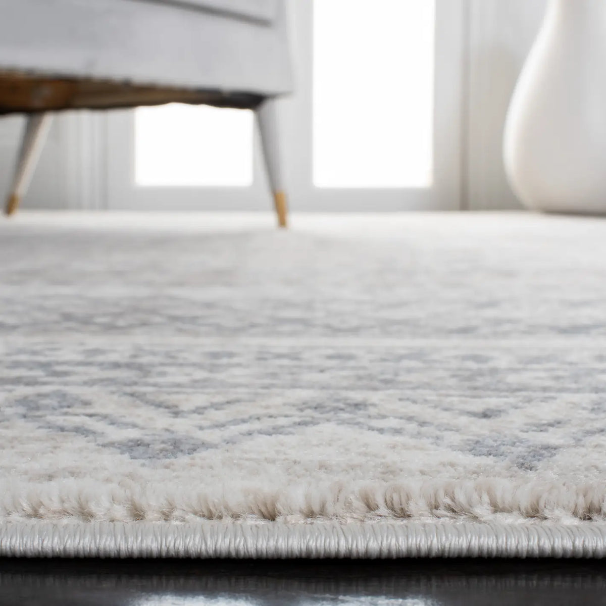 Safavieh Carnegie 4'-0" x 6'-0" Rug in Ivory / Grey