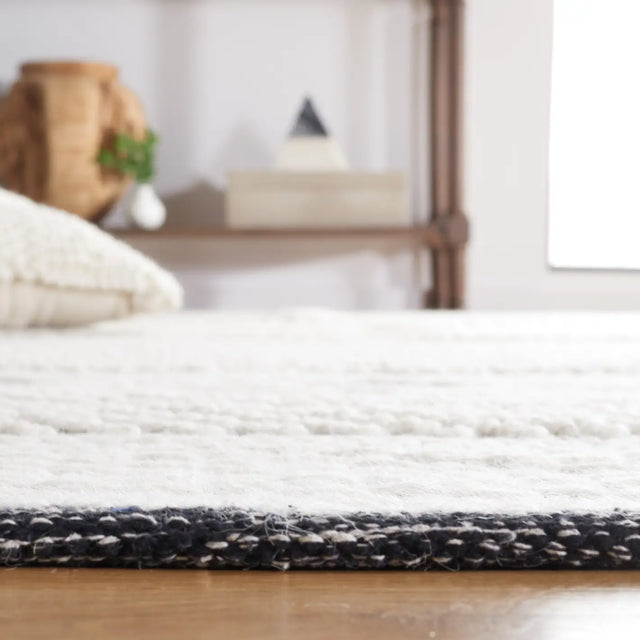 Safavieh Vermont 4'-0" x 6'-0" Rug in Ivory / Black