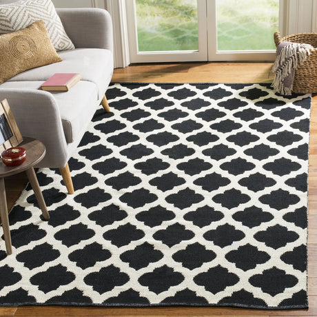 Safavieh Montauk 4'-0" x 6'-0" Rug in Black / Ivory