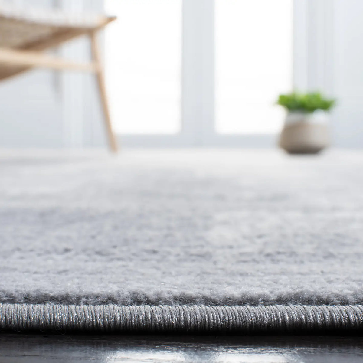 Safavieh Jasper 100 4'-0" x 6'-0" Rug in Light Grey / Ivory