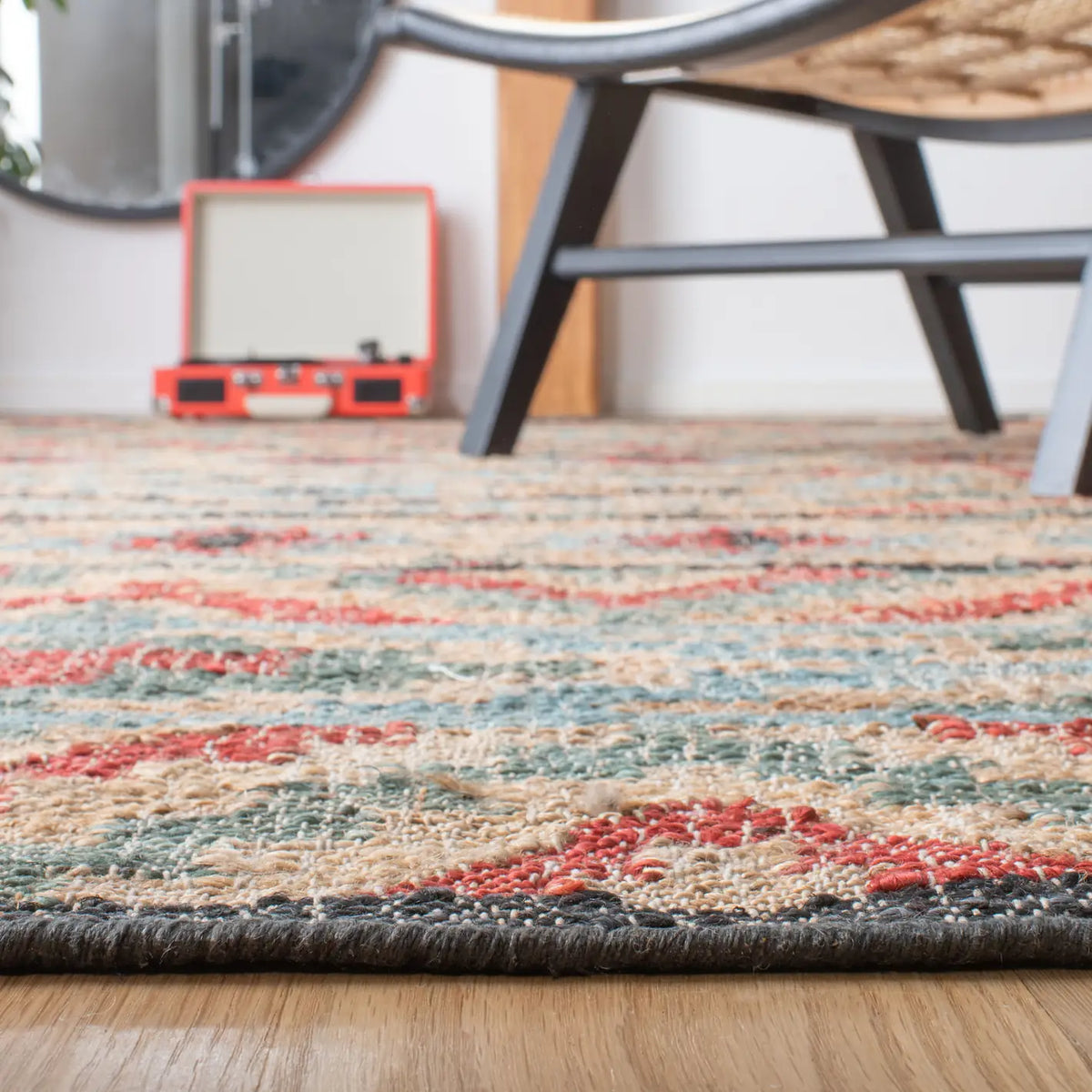 Safavieh Kilim 4'-0" x 6'-0" Rug in Natural / Red