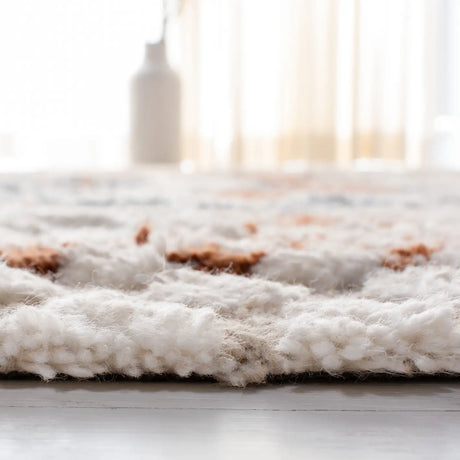 Safavieh Casablanca Shag 5'-0" x 8'-0" Rug in Ivory / Brown
