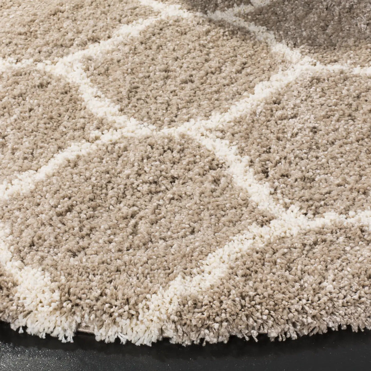 Safavieh Hudson Shag 5'-3" x 5'-3" Rug in Beige / Ivory