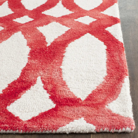 Safavieh Dip Dye 2'-3" x 6'-0" Rug in Ivory / Red