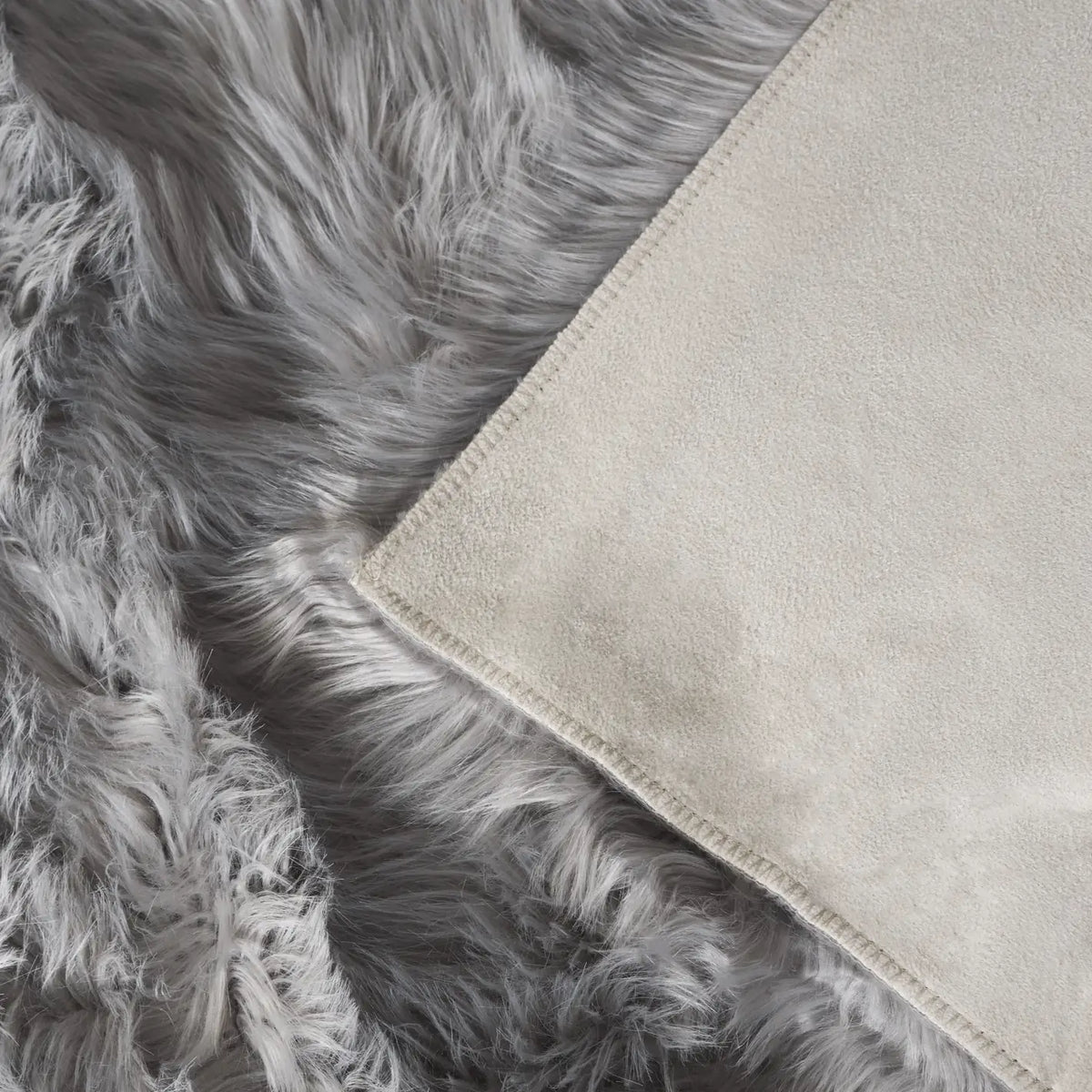 Safavieh Faux Sheep Skin 2'-0" x 3'-0" Rug in Grey