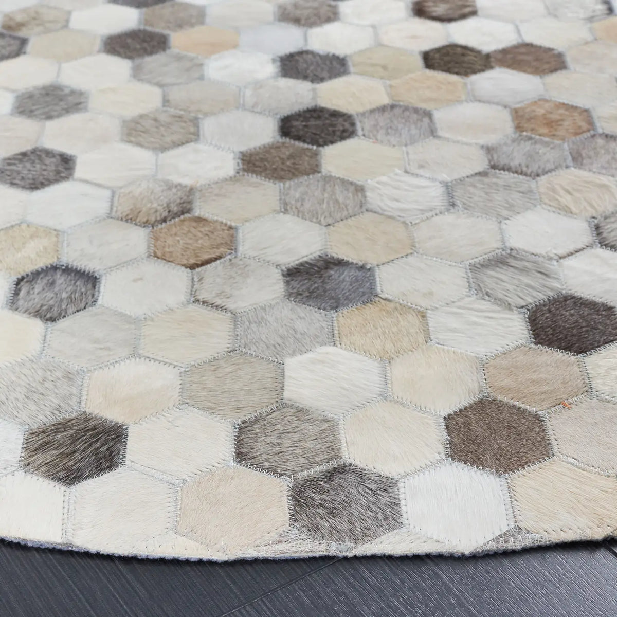 Safavieh Studio Leather 6'-0" x 6'-0" Rug in Ivory / Grey