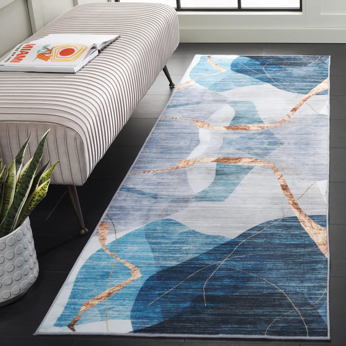 Safavieh Santa Monica 2'-6" x 8'-0" Rug in Blue / Gold