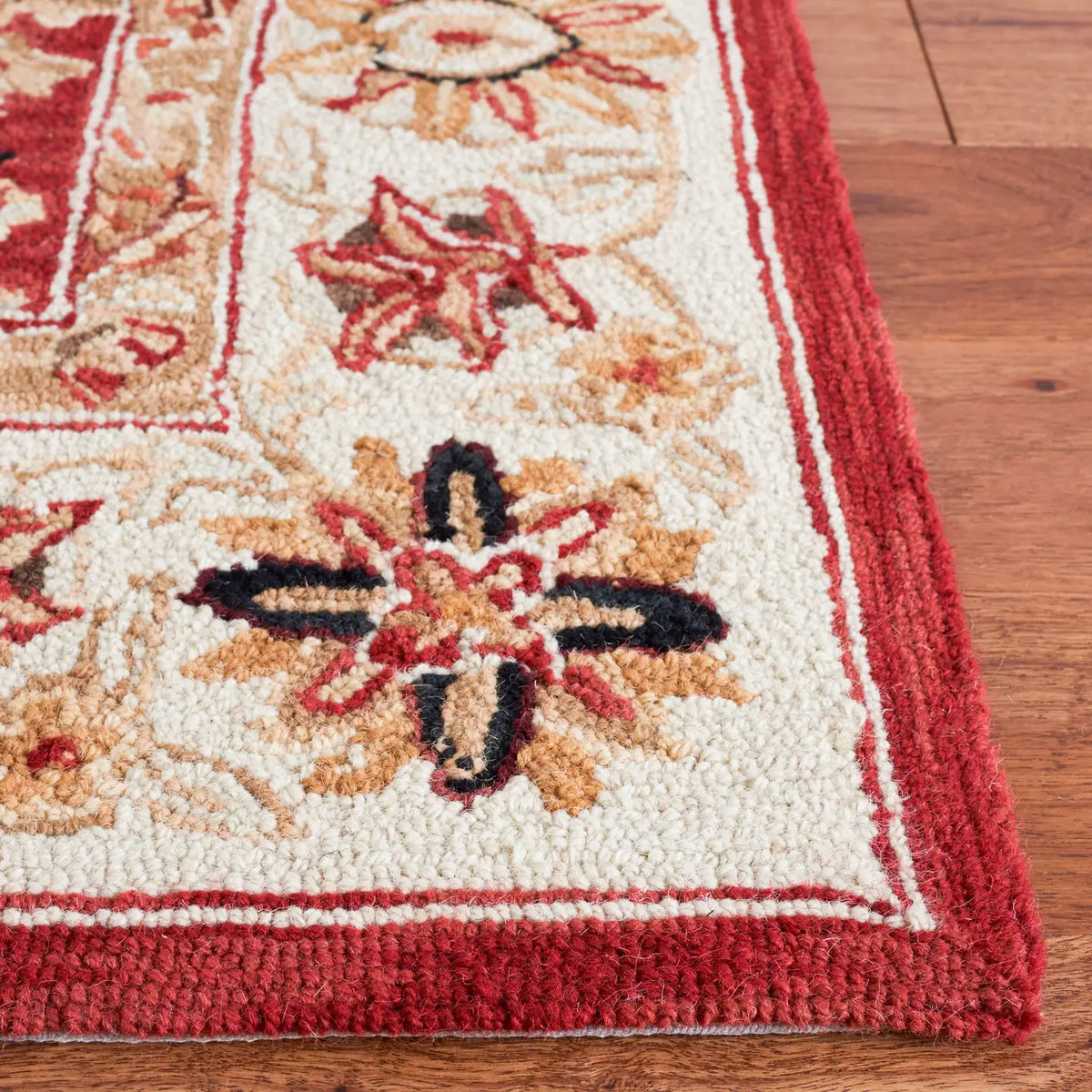Safavieh Chelsea 3'-9" x 5'-9" Rug in Red / Ivory