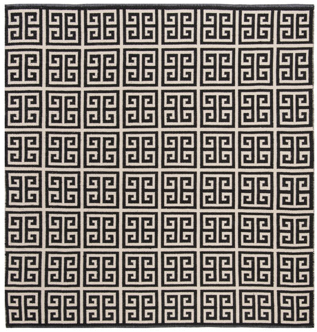 Safavieh Montauk 6'-0" x 6'-0" Rug in Black / Ivory