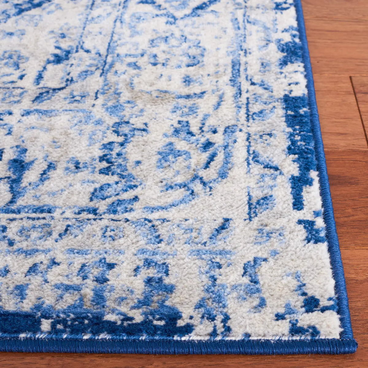 Safavieh Brentwood 4'-0" x 6'-0" Rug in Blue / Ivory