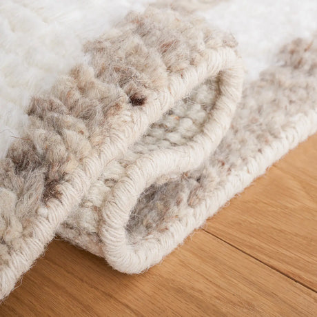 Safavieh Casablanca 4'-0" x 6'-0" Rug in Ivory / Light Brown