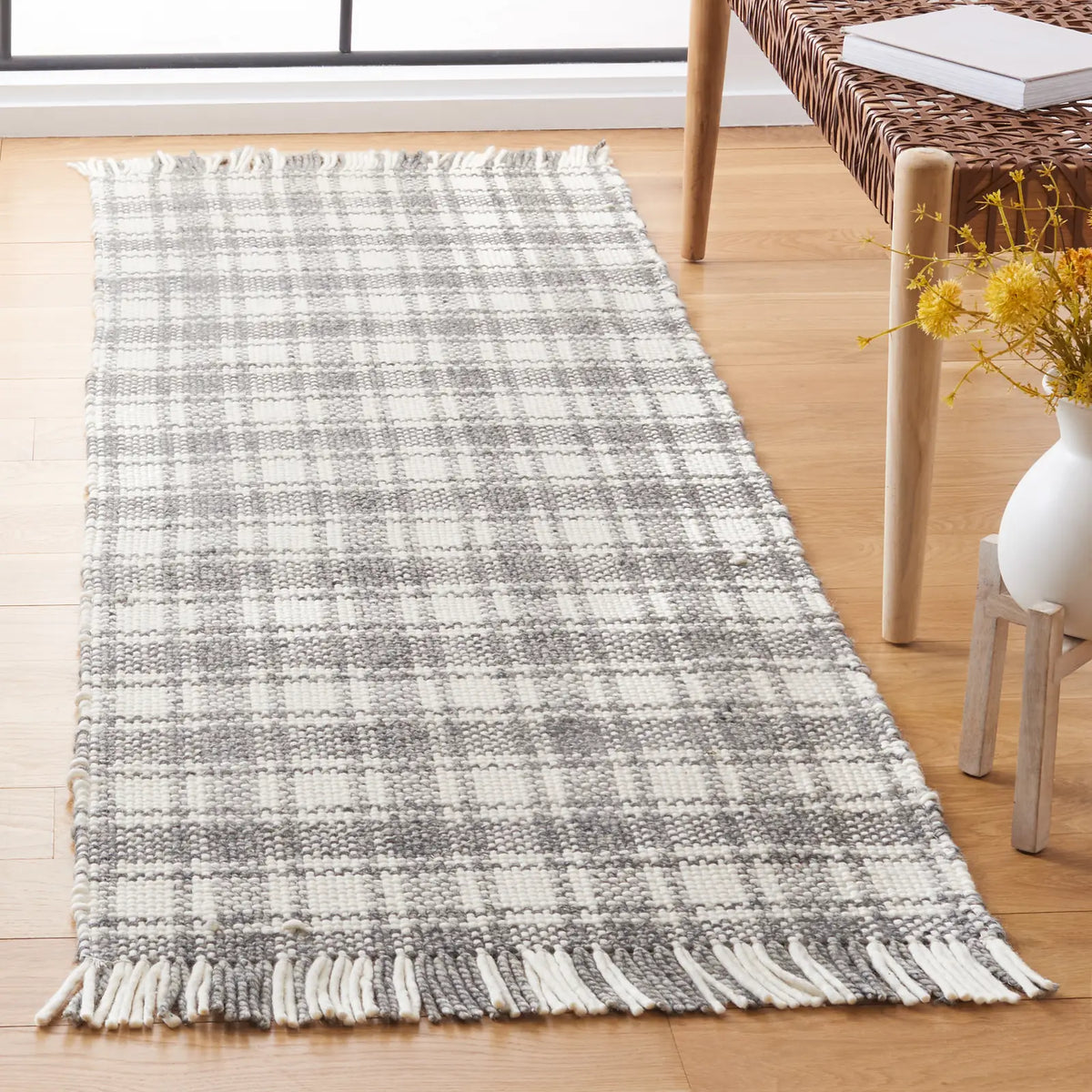 Safavieh Natura 2'-3" x 8'-0" Rug in Grey / Ivory