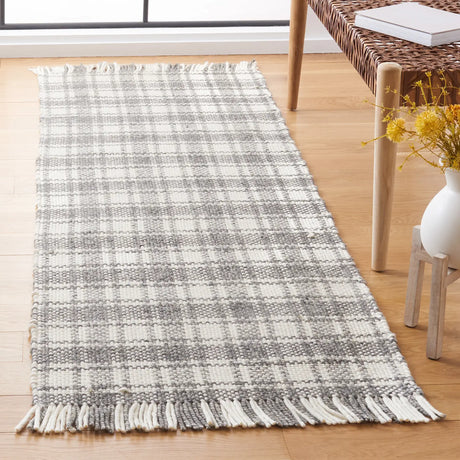 Safavieh Natura 2'-3" x 8'-0" Rug in Grey / Ivory