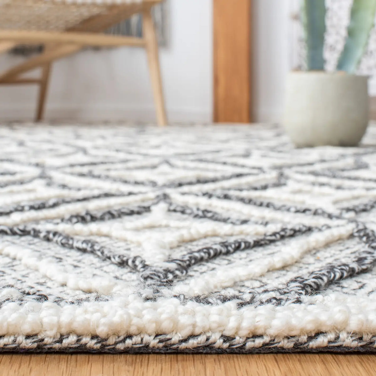 Safavieh Trace 4'-0" x 6'-0" Rug in Grey / Black
