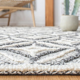Safavieh Trace 4'-0" x 6'-0" Rug in Grey / Black