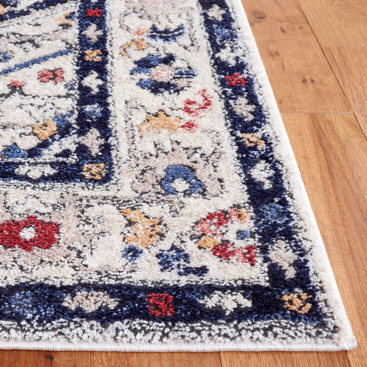 Safavieh Luna 4'-5" x 6'-5" Rug in Beige / Navy