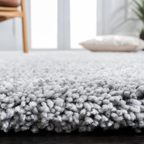 Safavieh Ultimate Shag 4'-0" x 6'-0" Rug in Silver / Silver