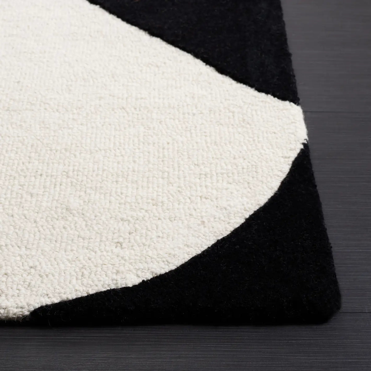 Safavieh Rodeo Drive 4'-0" x 6'-0" Rug in Rust / Black