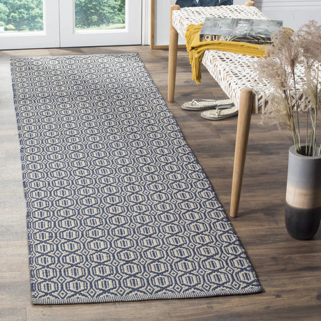 Safavieh Montauk 2'-3" x 6'-0" Rug in Ivory / Navy