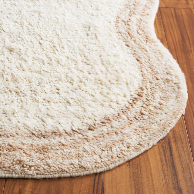 Safavieh Vermont 4'-0" x 6'-0" Rug in Ivory / Beige