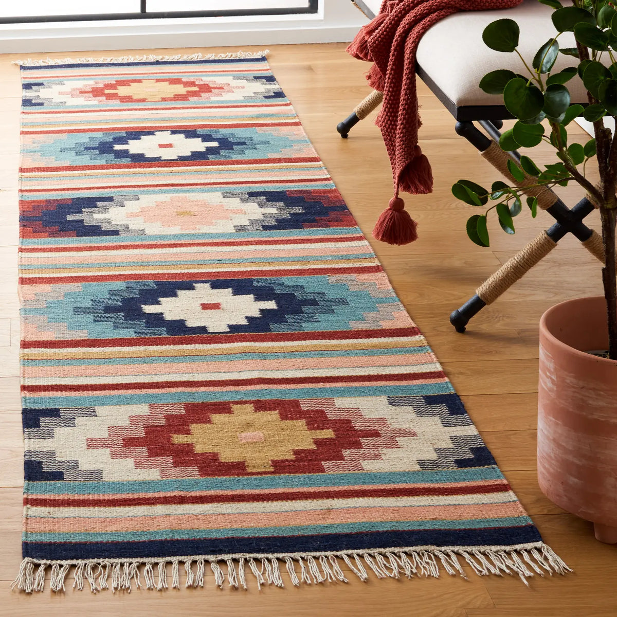 Safavieh Kilim 2'-3" x 9'-0" Rug in Light Pink / Blue