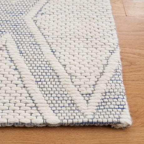 Safavieh Marbella 4'-0" x 6'-0" Rug in Navy / Ivory