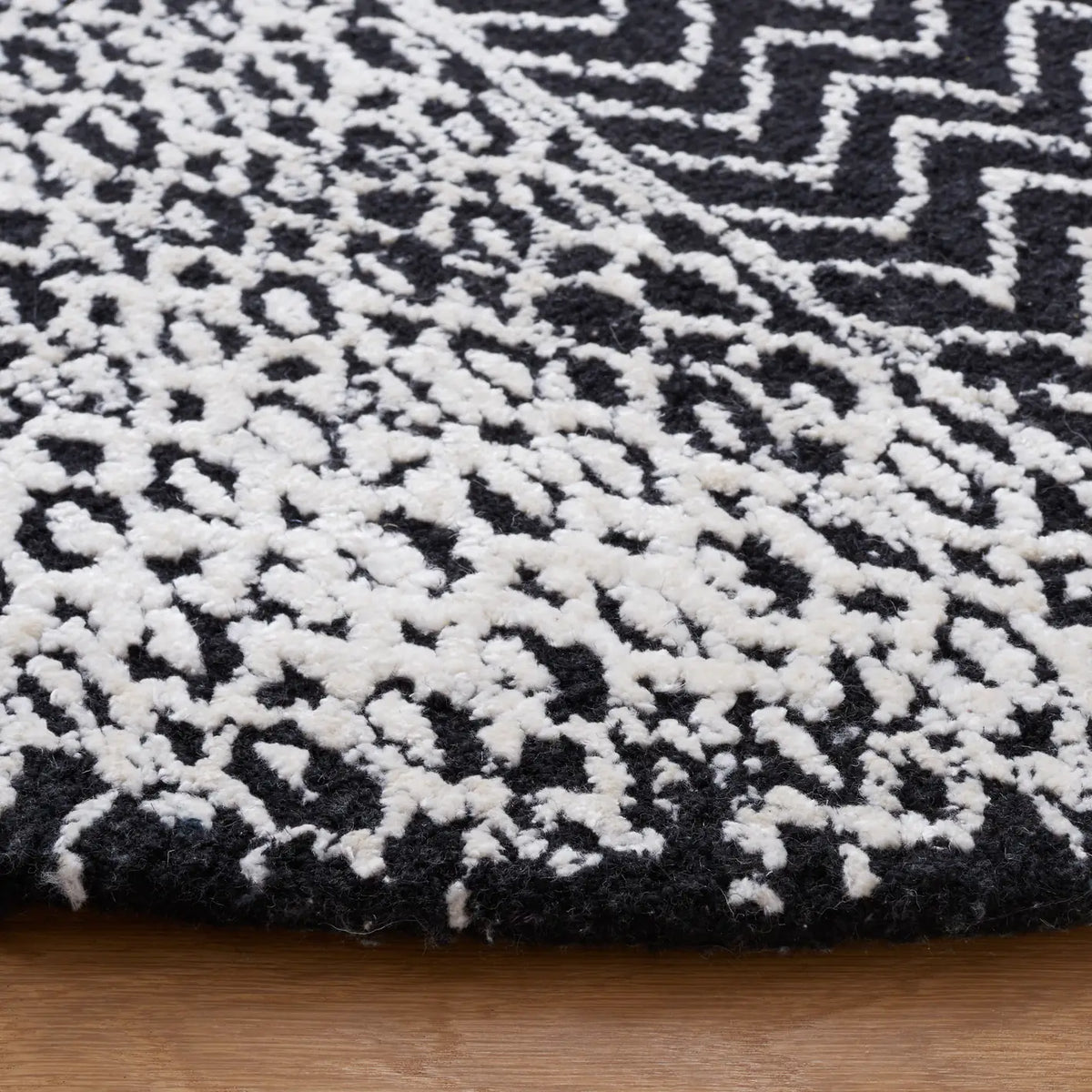 Safavieh Glamour 6'-0" x 6'-0" Rug in Black / Ivory