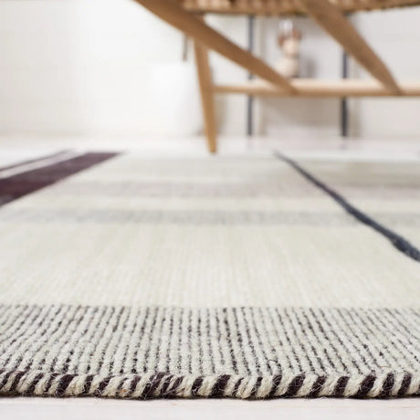 Safavieh Striped Kilim 4'-0" x 6'-0" Rug in Ivory / Grey