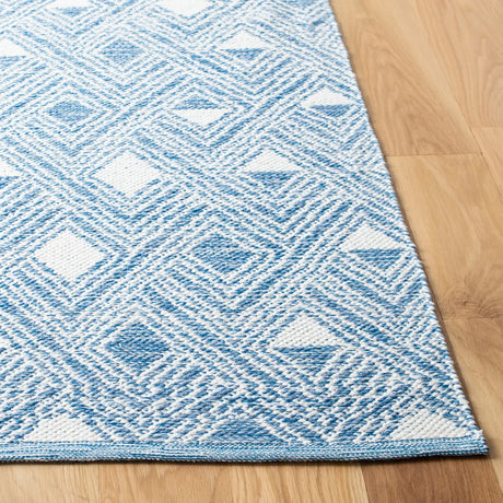 Safavieh Montauk 5'-0" x 8'-0" Rug in Blue / Ivory