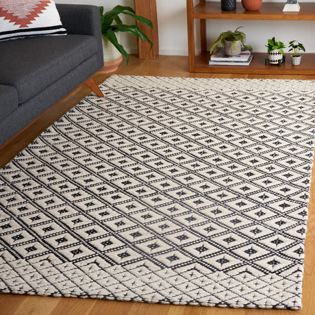 Safavieh Marbella 4'-0" x 6'-0" Rug in Black / Ivory