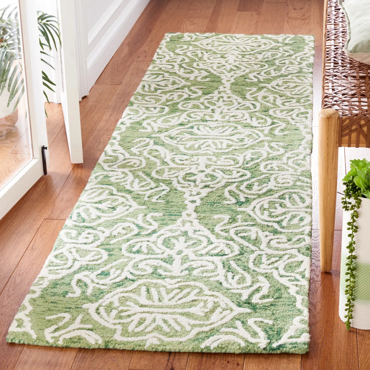Safavieh Blossom 2'-3" x 8'-0" Rug in Green / Ivory