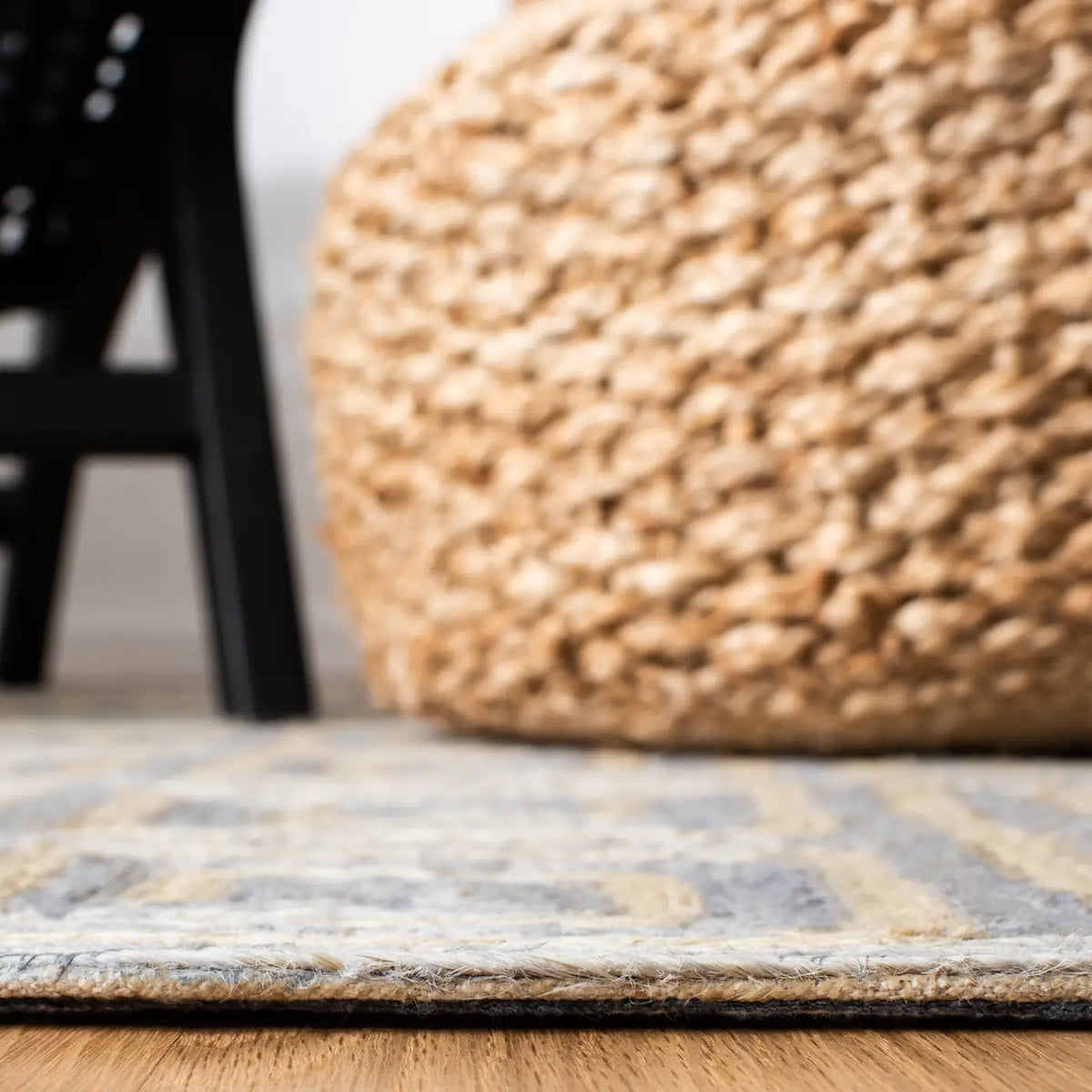 Safavieh Sahara 4'-0" x 6'-0" Rug in Grey / Beige